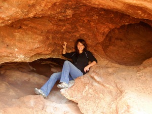 Poser in a cave